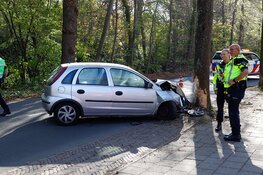 Auto botst tegen boom in Naarden