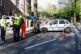 Auto botst tegen boom in Naarden