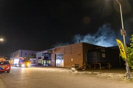 Flinke brand bij kringloopwinkel in Naarden