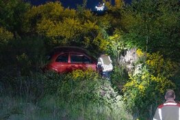 Auto raakt van de weg en eindigt in struiken op A27