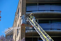 Vlammen op balkon van flat aan de Charley Tooropstraat in Hilversum