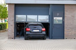 Auto rijdt garagebox binnen in Blaricum