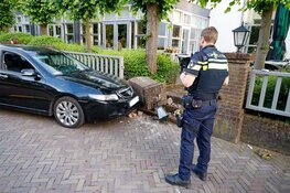Auto botst tegen pilaar van hotel in Bussum