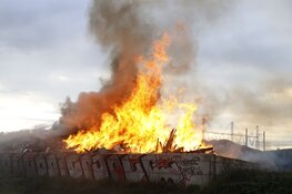 Grote brand bij recyclingbedrijf in Muiderberg, meerdere rijbanen A6 afgesloten