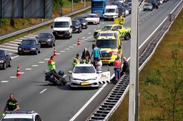 Motorrijder achterop auto gebotst op de A1