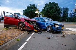 Botsing tussen twee auto’s op kruispunt, Voertuigen zwaar beschadigd