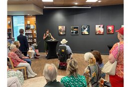 Monique Kropman opent expositie ‘Her er Jeg’ van Annemieke Vetter