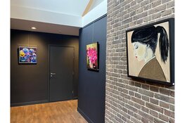 Monique Kropman opent expositie ‘Her er Jeg’ van Annemieke Vetter