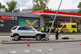 Automobilist botst tegen stoplicht en lantaarnpaal