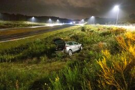 Auto vliegt uit de bocht op afrit A27