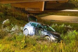 Auto vliegt uit de bocht op afrit A27