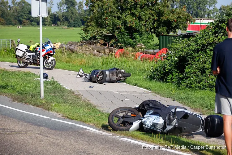 Botsing tussen twee brommers aan de Dammerweg in Nederhorst den Berg