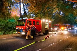 Grote woningbrand in Bussum, straat afgesloten