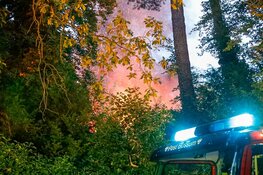 Grote woningbrand in Bussum, straat afgesloten