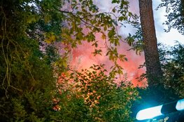 Grote woningbrand in Bussum, straat afgesloten