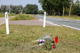 Bloemen en vlaggen halfstok voor overleden motoragent