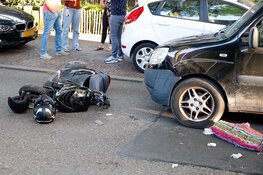 Botsing tussen busje en brommer in Hilversum, één gewonde