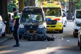 Botsing tussen busje en brommer in Hilversum, één gewonde