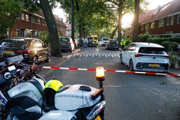 Botsing tussen busje en brommer in Hilversum, één gewonde