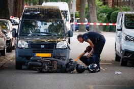 Botsing tussen busje en brommer in Hilversum, één gewonde