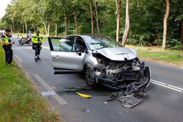 Aanrijding zorgt voor hinder en veel schade in Laren