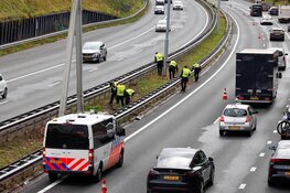 Zoekactie door ME in berm A1 vanwege gezochte Omar Alhamed