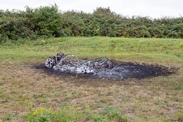 Uitgebrande auto op oude golfbaan in Naarden