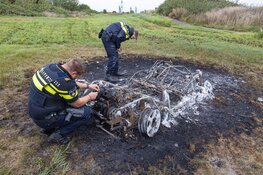 Uitgebrande auto op oude golfbaan in Naarden