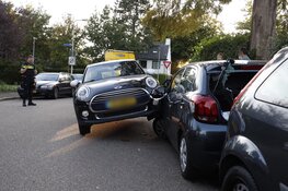Auto botst op geparkeerde auto aan Zwarteweg in Naarden