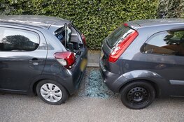Auto botst op geparkeerde auto aan Zwarteweg in Naarden