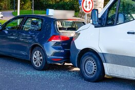 Bakwagen botst achterop lesauto in Naarden