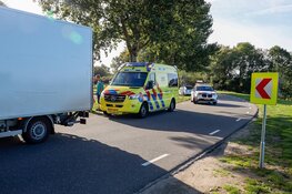 Bakwagen botst achterop lesauto in Naarden