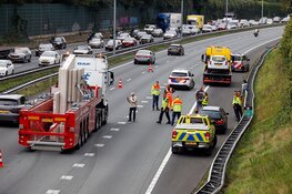 Vrachtwagen en personenauto botsen op A1 bij Laren met flinke file tot gevolg