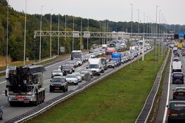 Vrachtwagen en personenauto botsen op A1 bij Laren met flinke file tot gevolg