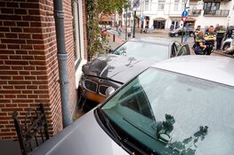Automobilist ramt vier auto's en woning in Hilversum