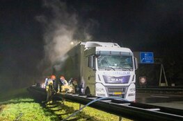 Vrachtwagen vat vlam op A1