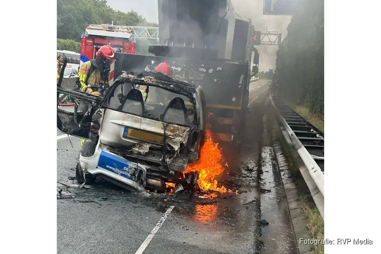 Auto vat vlam tijdens slepen door kraan op A1 bij Huizen: snelweg richting Hilversum dicht