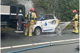 Auto vat vlam tijdens slepen door kraan op A1 bij Huizen: snelweg richting Hilversum dicht