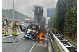 Auto vat vlam tijdens slepen door kraan op A1 bij Huizen: snelweg richting Hilversum dicht