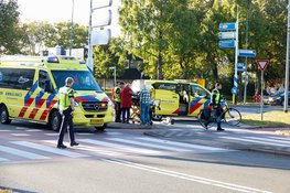 Fietser gewond na aanrijding op rotonde