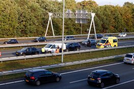 Kop-staartbotsing tussen drie auto’s op A1 bij Laren
