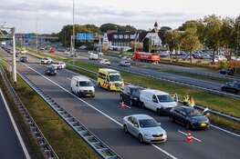 Kop-staartbotsing tussen drie auto’s op A1 bij Laren