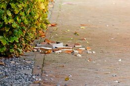 Stenen van schoorsteen vallen naar beneden