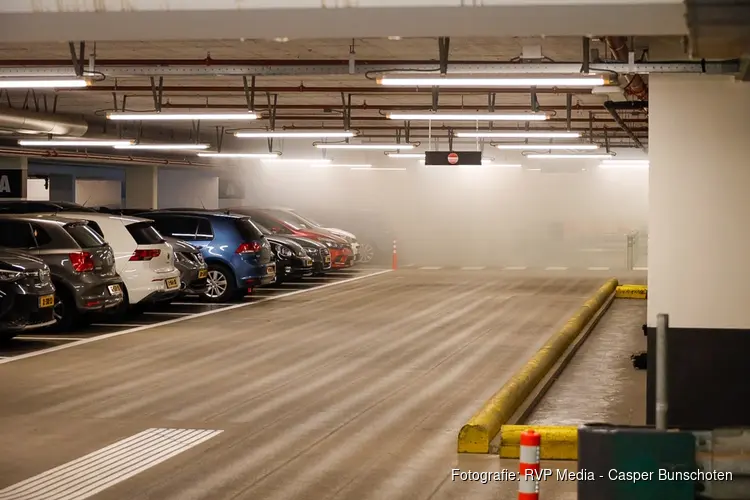 Elektrische auto vat vlam in parkeergarage onder kantoorgebouw