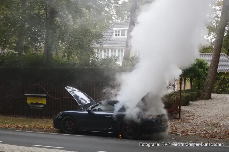 Dure Porsche vliegt in brand tijdens rijden