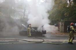 Dure Porsche vliegt in brand tijdens rijden