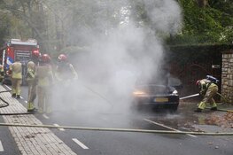 Dure Porsche vliegt in brand tijdens rijden