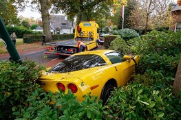 Auto belandt in voortuin van woning