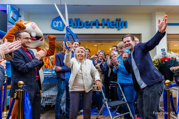 90-jarige klant opent 70-jarige Albert Heijn Heigalerij