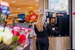 90-jarige klant opent 70-jarige Albert Heijn Heigalerij